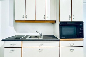 Fridge, microwave, oven, stovetop - Modern Studio Stay Near Stadthalle (Vienna)