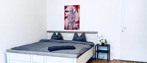 1 bedroom, bed sheets