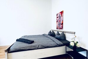 1 soveværelse, strygejern/strygebræt, sengetøj
