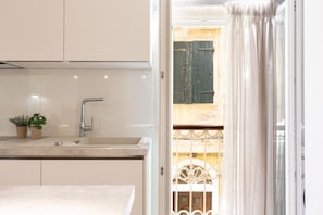 Departamento, 1 cama Queen size y sofá cama | Cocina privada | Refrigerador, horno, parrilla de estufa y lavavajillas