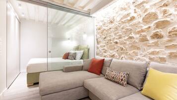 Lägenhet - 1 queensize-säng med bäddsoffa | Vardagsrum | 32-tums tv med digitalkanaler