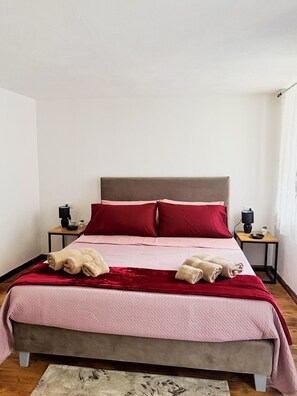 Desk, WiFi, bed sheets