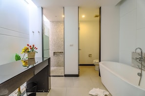Deluxe Villa (2 Bedrooms) | Bathroom