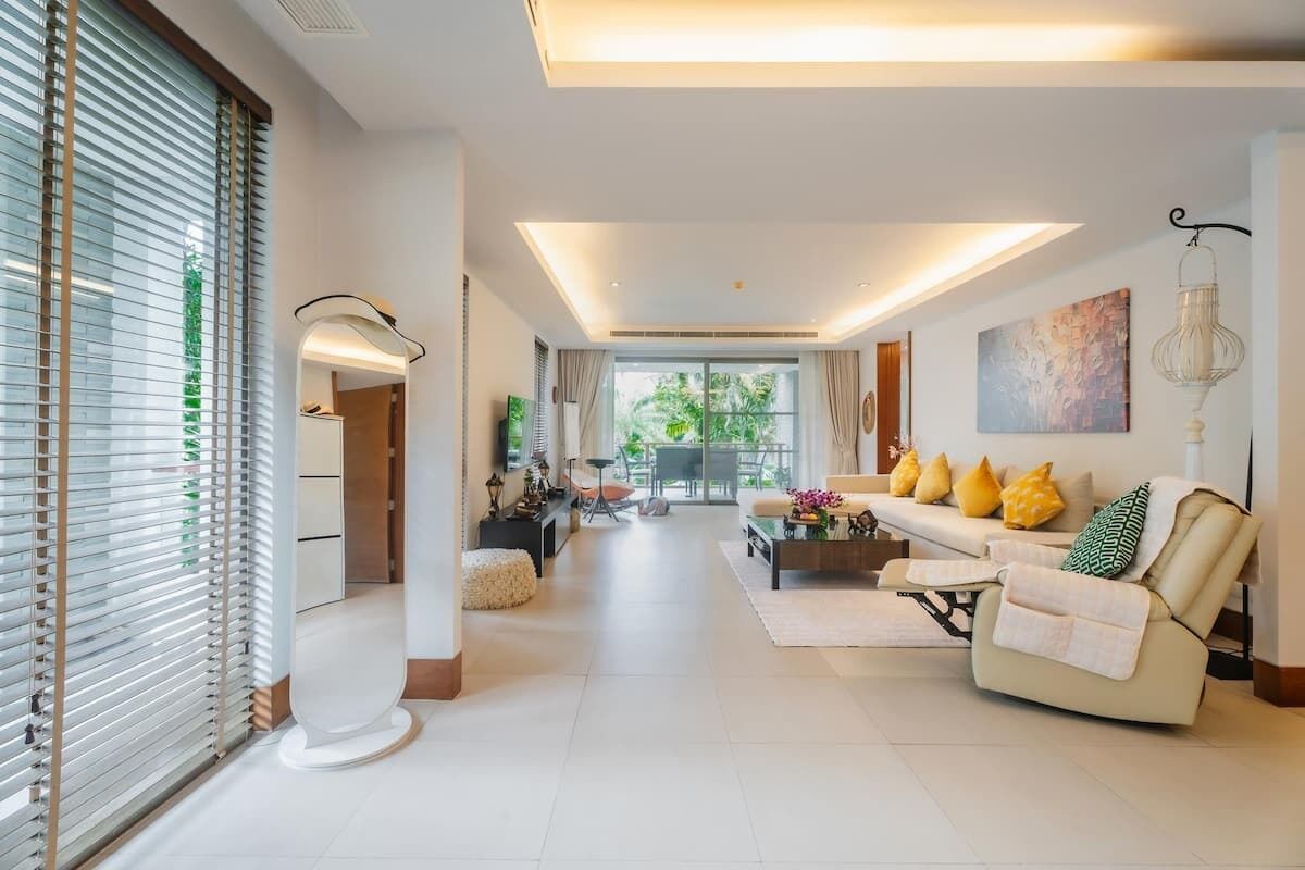 Apartamento Deluxe (3 Bedrooms) | Zona de estar | Televisión de 32 pulgadas con canales por cable