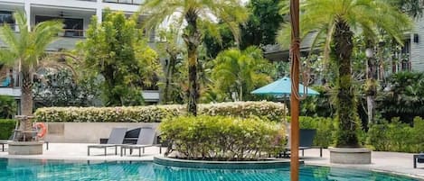 Una piscina al aire libre