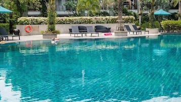 Una piscina al aire libre