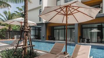 Kolam renang indoor dan kolam renang outdoor