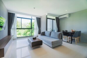 Deluxe Apartment (2 Bedrooms) | Living room