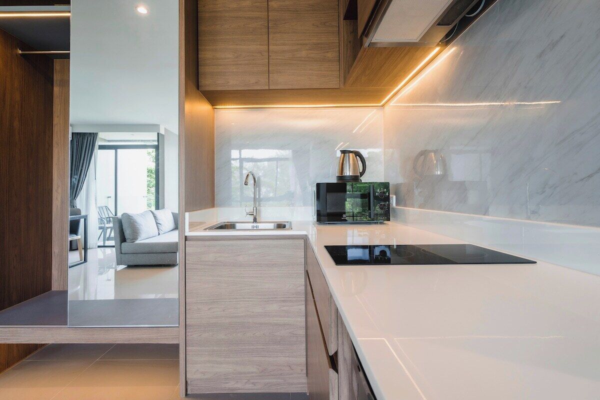 Deluxe Apartment (2 Bedrooms) | Private kitchen | Microwave, spices, dining tables