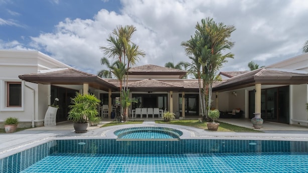 A two-story house with a swimming pool, palm trees, and a covered patio area. - Luxury 3BR Villa 5 Private Pool, Gym & Jacuzzi (Choeng Thale)
