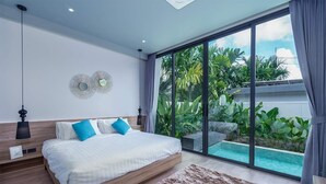 Een moderne slaapkamer met een groot bed, uitzicht op een zwembad en een plafondlamp.