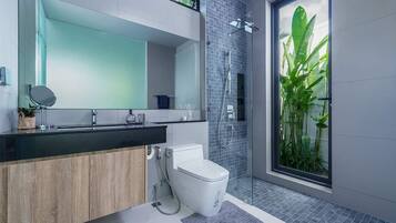 Villa Standard (2 Bedrooms) | Badrum | Badrock och handdukar