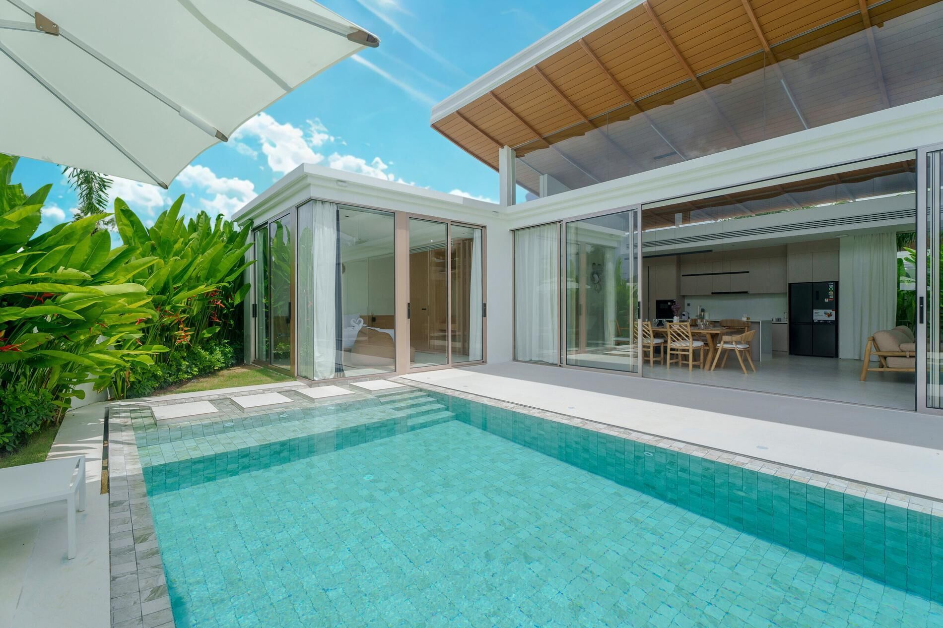 Una piscina al aire libre