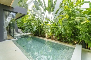 สระว่ายน้ำกลางแจ้ง