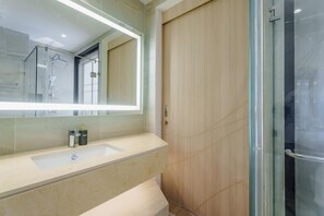 Appartement Deluxe (1 Bedroom) | Salle de bain | Douche, serviettes fournies