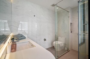 Deluxe Apartment (1 Bedroom) | Bathroom - Wyndham Gardens 1320 Studio, 1m From Naithon Beach (Sa Khu)