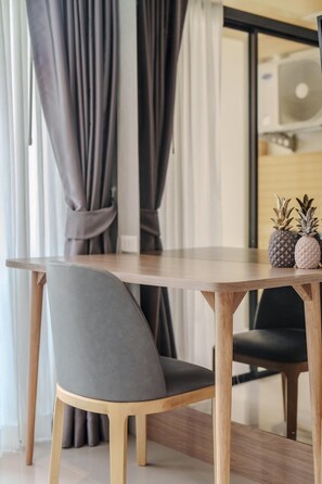 Apartamento Deluxe (1 Bedroom) | Zona de estar | Televisión de 32 pulgadas con canales por cable