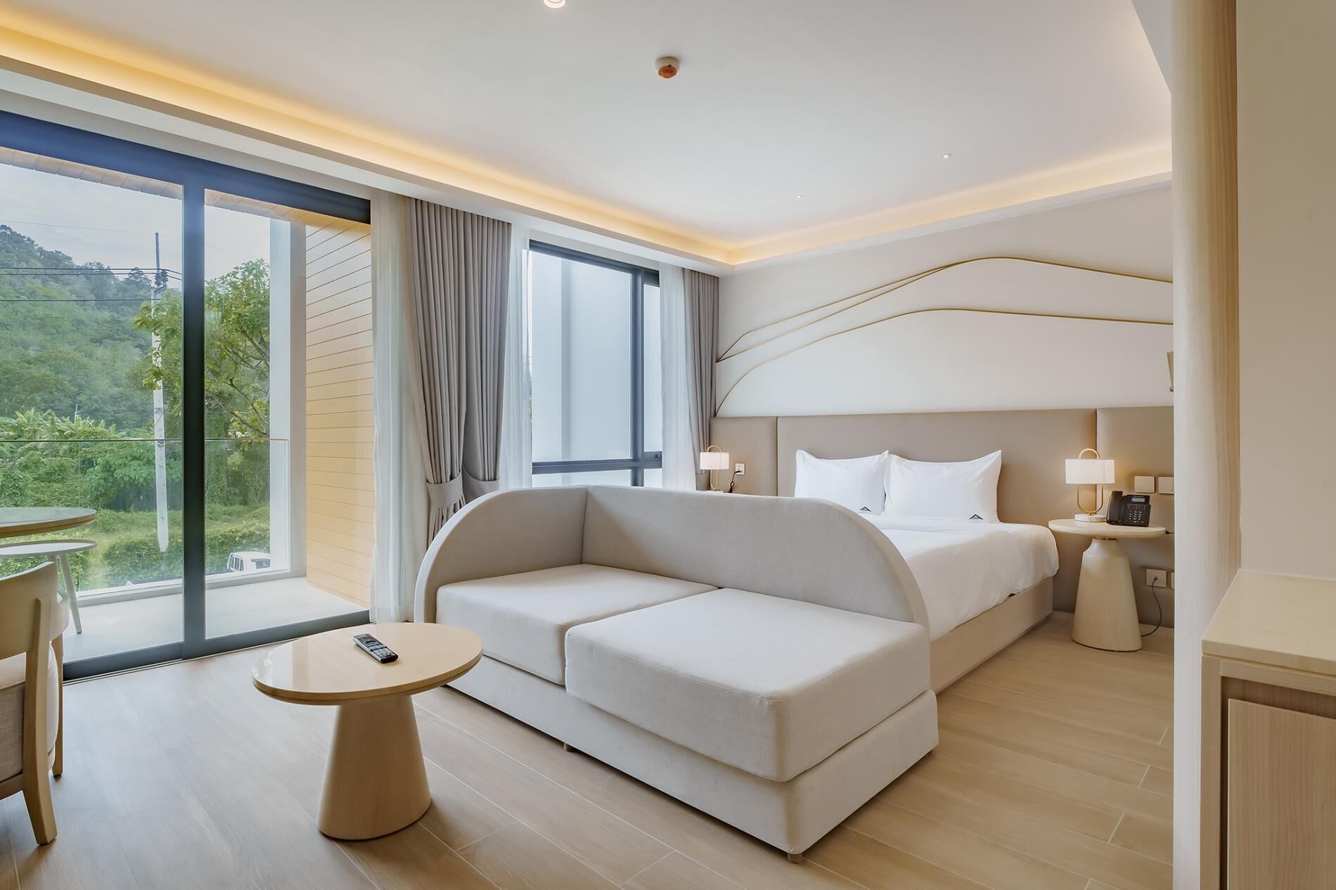 1 habitación, tabla de planchar con plancha y ropa de cama 