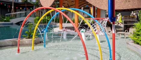 Et vandlegeområde med basketballkurv og swimmingpool.