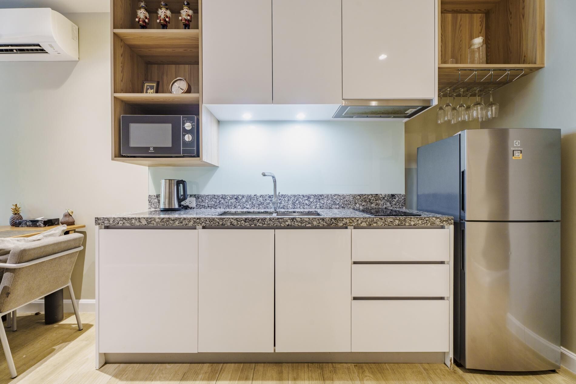 Deluxe Apartment (2 Bedrooms) | Private kitchen | Microwave, high chair, spices