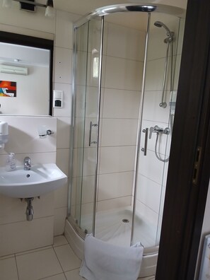 Quadruple Room, Garden View | Bathroom - Villa Pallas (Gdańsk)