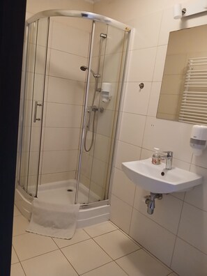 Basic-Zweibettzimmer, Stadtblick | Badezimmer