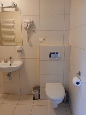 Habitación básica con 2 camas individuales, vista a la ciudad | Baño