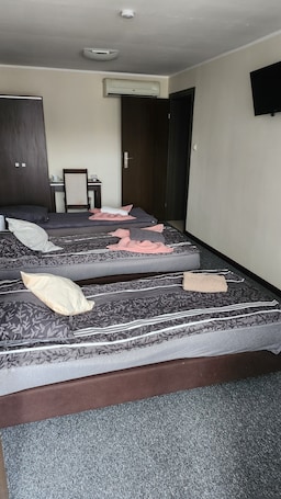 Triple Room | Soundproofing, free WiFi