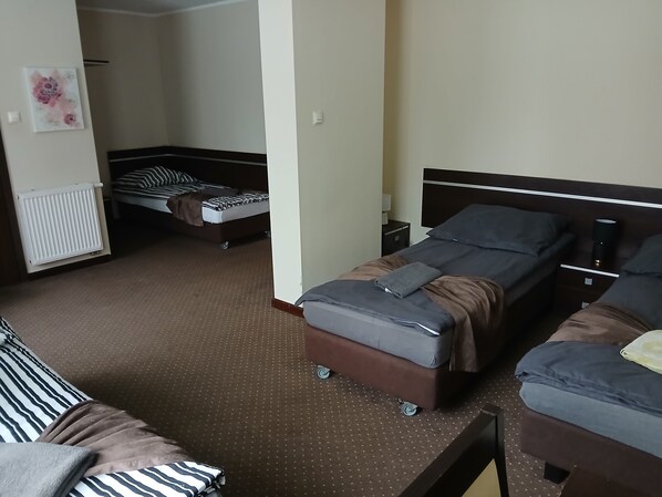 Quarto quádruplo, vista para o jardim | Quartos à prova de som, Wi-Fi de cortesia