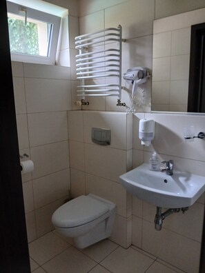 Quarto quádruplo, vista para o jardim | Banheiro