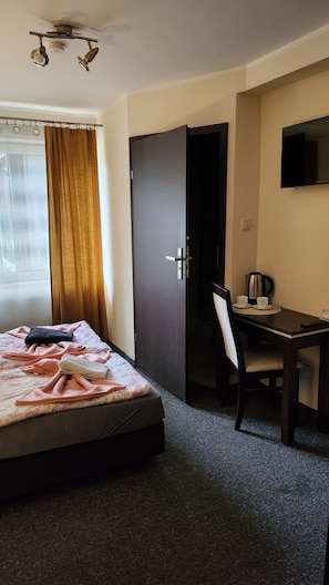 Basic Twin Room, City View | Soundproofing, free WiFi - Villa Pallas (Gdańsk)