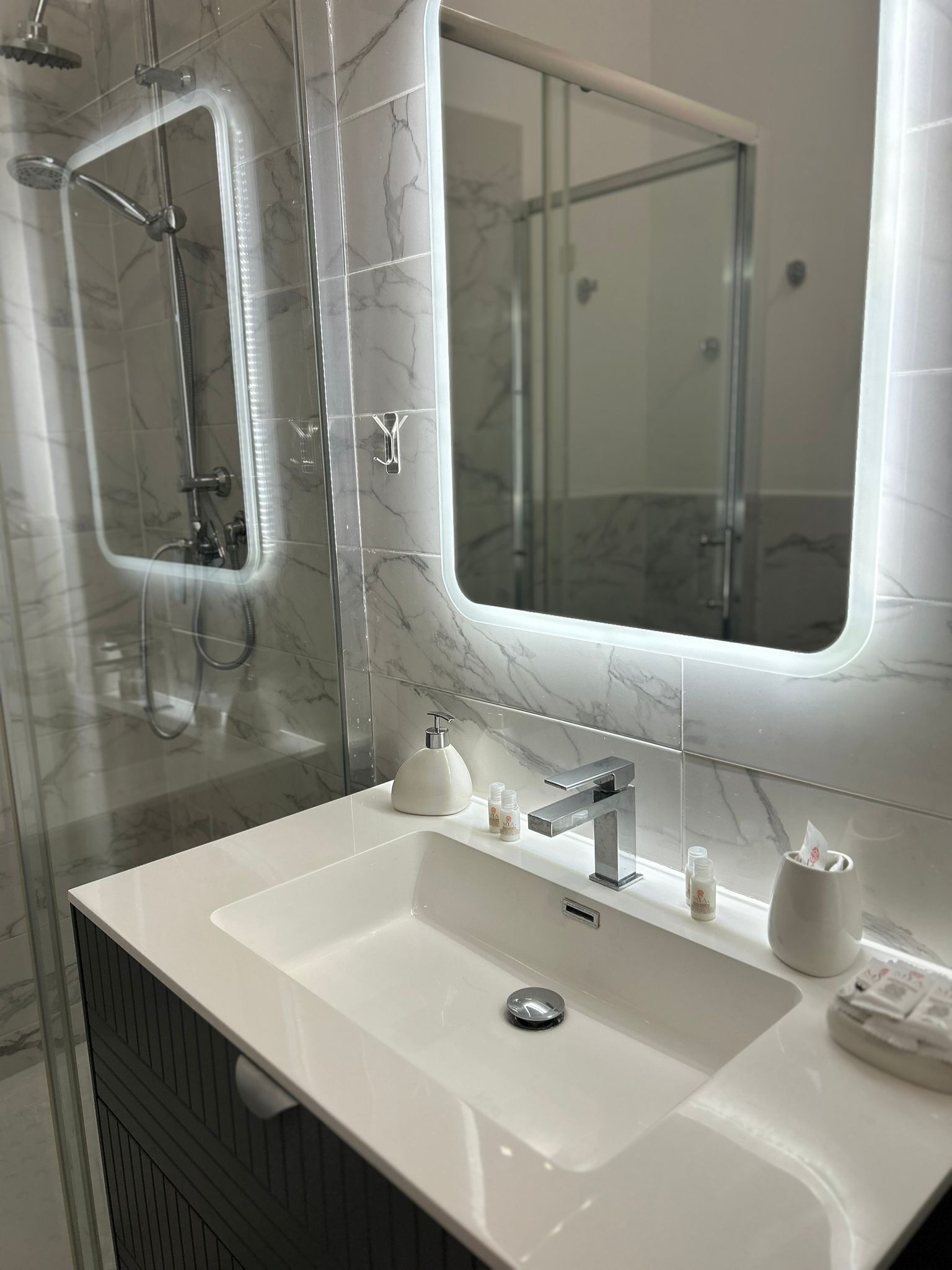 Dusche, Haartrockner, Bidet, Handtücher