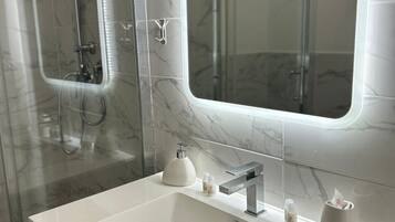 Dusche, Haartrockner, Bidet, Handtücher