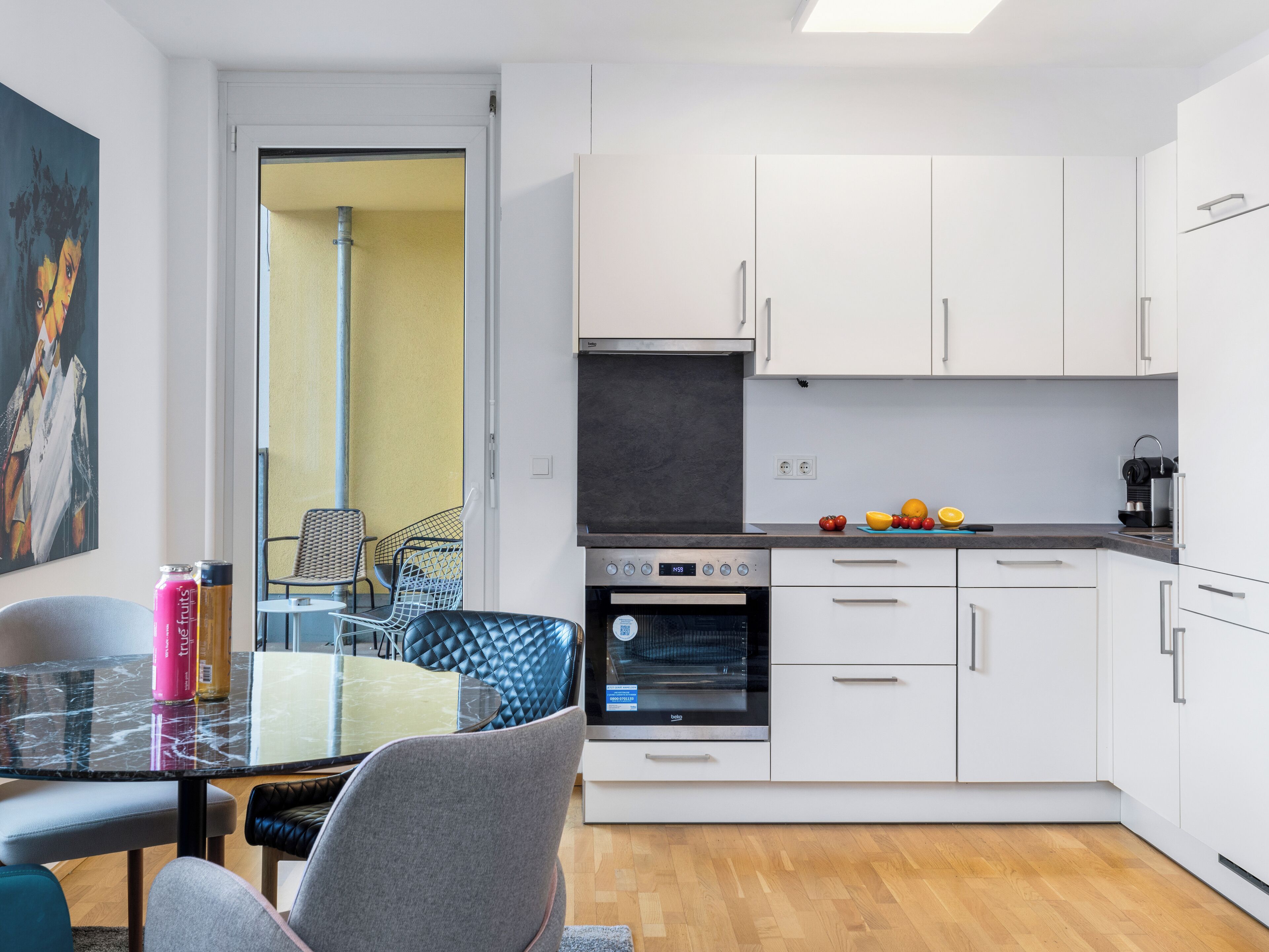 Comfort appartement, 2 slaapkamers, balkon, uitzicht op park | Woonruimte | Een 60-inch flatscreentelevisie met kabelzenders en een ledtelevisie