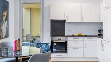 Comfort appartement, 2 slaapkamers, balkon, uitzicht op park | Woonruimte | Een 60-inch flatscreentelevisie met kabelzenders en een ledtelevisie