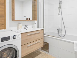 Hair dryer, towels, soap, shampoo - WaltzCo City Apartment near U1 & Center (Vienna)