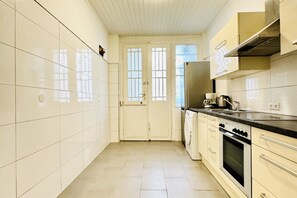 Jääkaappi, mikroaaltouuni, uuni, liesi