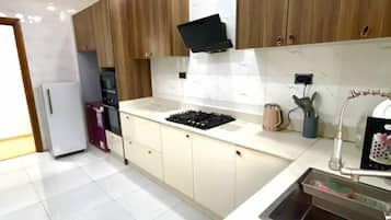 Apartemen Comfort, balkon | Dapur pribadi