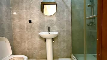 Apartemen Comfort, balkon | Kamar mandi | Perlengkapan mandi gratis, handuk, dan tisu toilet