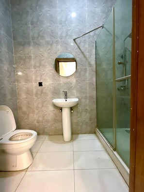 Apartemen Comfort, balkon | Kamar mandi | Perlengkapan mandi gratis, handuk, dan tisu toilet