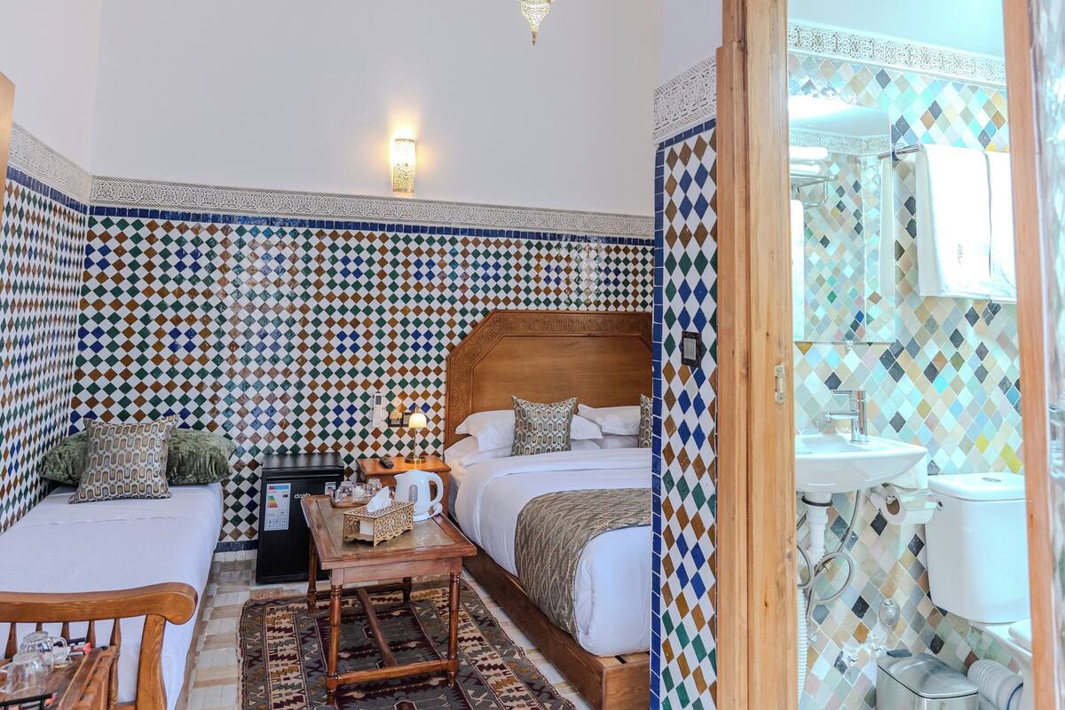 Deluxe driepersoonskamer, uitzicht op binnenplaats | Een kluis op de kamer, verduisterende gordijnen, gratis wifi