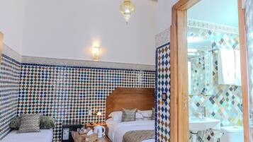 Deluxe driepersoonskamer, uitzicht op binnenplaats | Een kluis op de kamer, verduisterende gordijnen, gratis wifi