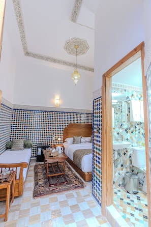 Deluxe driepersoonskamer, uitzicht op binnenplaats | Een kluis op de kamer, verduisterende gordijnen, gratis wifi