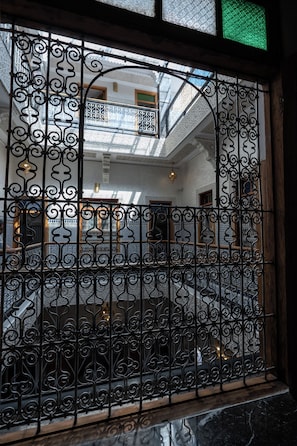 Kahden hengen standard-huone (yksi tai kaksi sänkyä), näköala pihalle | Tallelokero huoneessa, pimennysverhot, ilmainen Wi-Fi