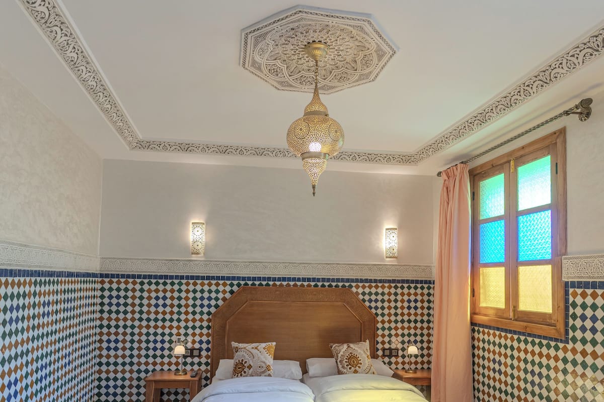 Standaard kamer, 1 twee- of 2 eenpersoonsbedden, uitzicht op binnenplaats | Een kluis op de kamer, verduisterende gordijnen, gratis wifi