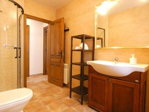 Shower, hair dryer, towels, soap - Lar de María Country House, where the details matter (Villacastín)