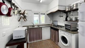 Kühlschrank, Mikrowelle, Herdplatte, Geschirrspüler