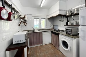 Een koelkast, een magnetron, een kookplaat, een vaatwasser