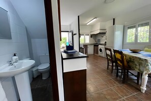 Frigorífico, microondas, placa de cocina y lavavajillas