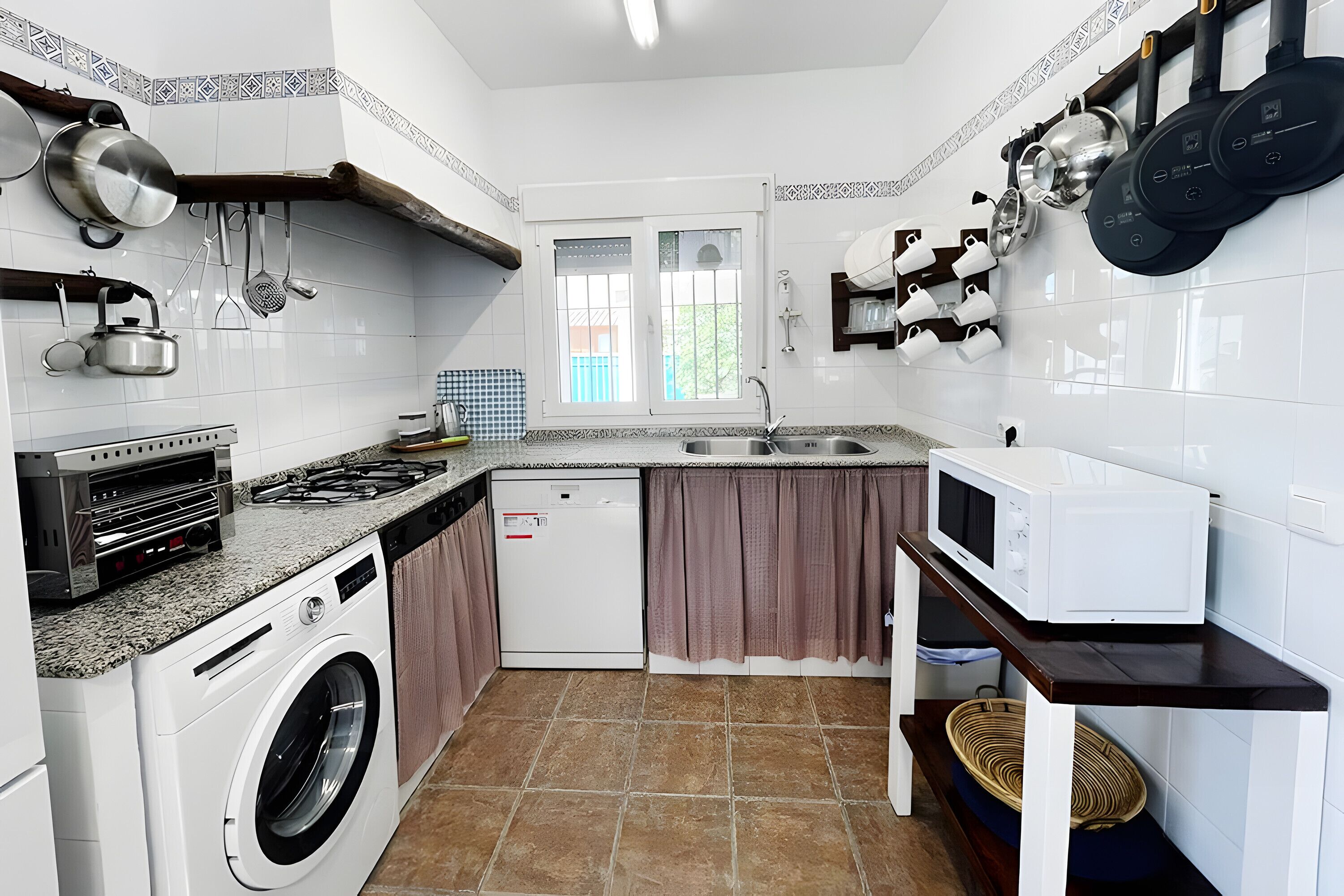 Een koelkast, een magnetron, een kookplaat, een vaatwasser